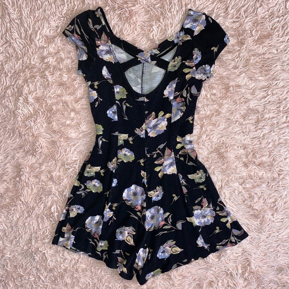 FLORAL SHORT-SLEEVE ROMPER W/ CRISSCROSS STRAPS ON BACK · SIZE S - Picture 4 of 5